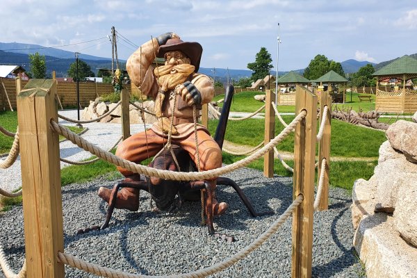 Straznik ujeżdżający pasikonika. - GIGANTEI - Karkonoski Park Ducha Gór