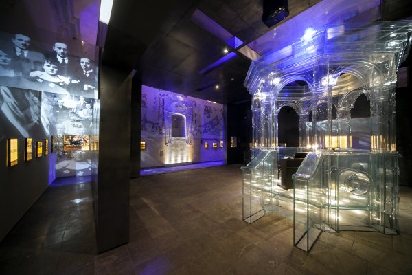 Sala ekspozycyjna ze szklaną bimą - Synagoga w Chmielniku