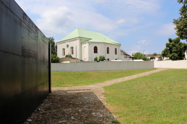 Widok na synagogę - Synagoga w Chmielniku