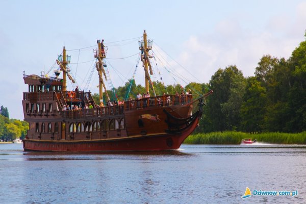 statek podczas wychodzenia w morze - Przystań statków pasażerskich