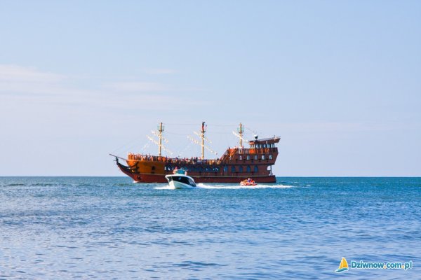 statek podczs rejsu w morzu - Przystań statków pasażerskich