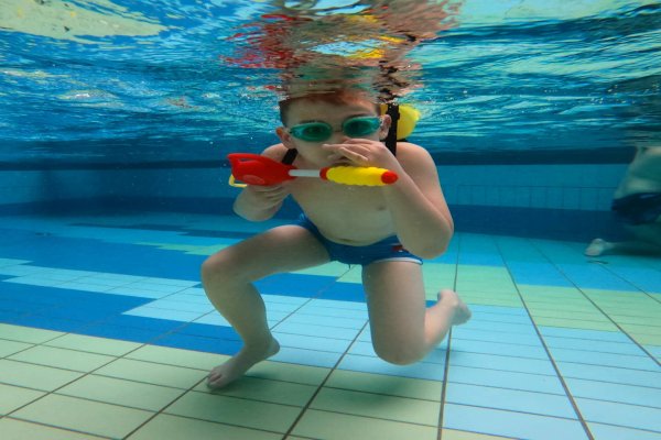 Nurkowanie - Zabawa na basenie