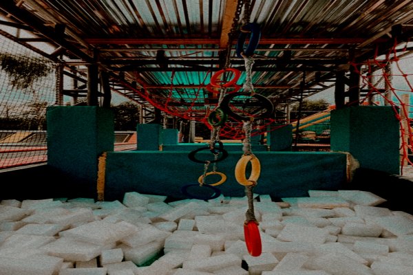 Tor ninja na trampolinach - WILCZOGRÓD Jump & Fun Park - Nowy Park Rozrywki w Łebie