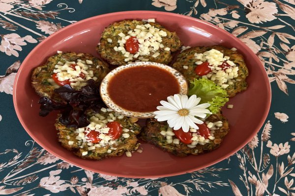 placuszki z cukinii z pomidorkami, zapiekane serem z sosem pomidorowym - Gospoda pod Strzechą