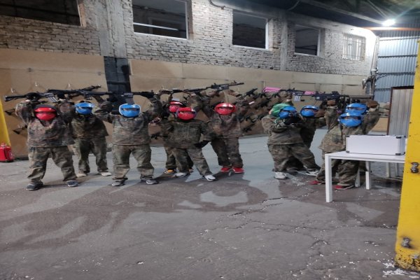 Dzieci po grze świętujący dobrą zabawę - Magnum Arena