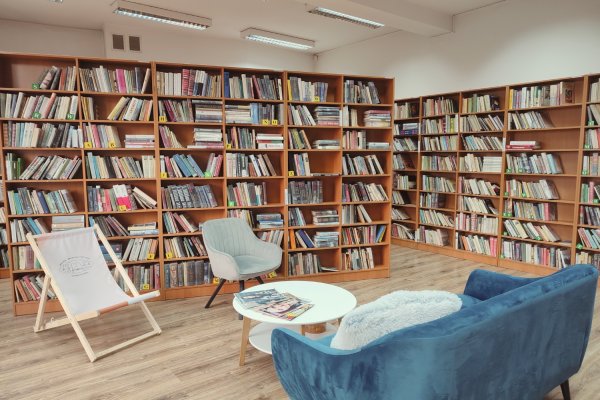 Kącik czytelniczy w MBP - Miejska Biblioteka Publiczna w Nowym Targu