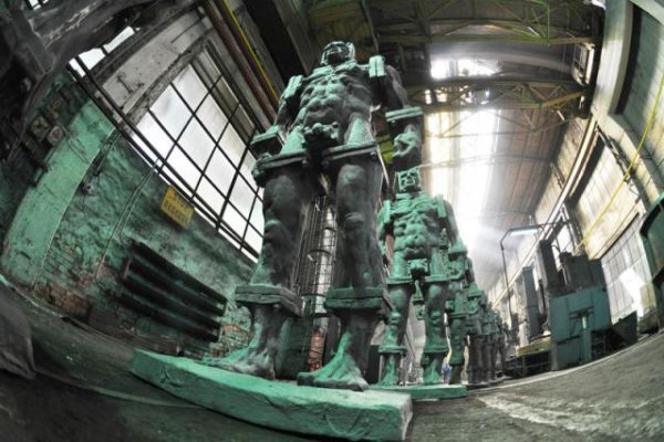 KRĄG 2000 - LUDZIE Z ŻELAZA