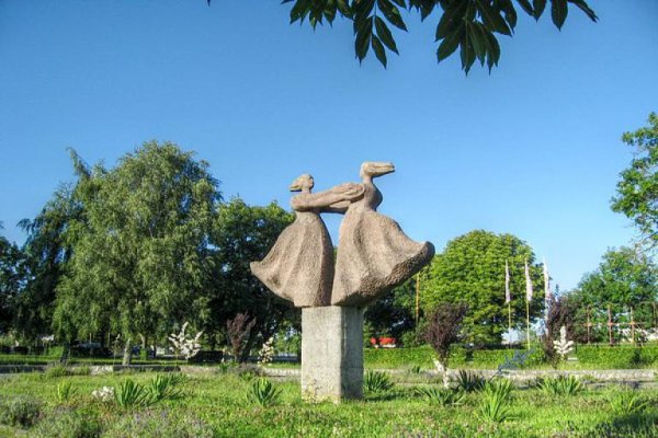 Pomnik dwóch tańczących kobiet