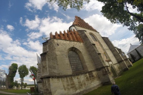 Kościół i drewniana dzwonnica w Beszowej