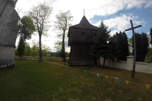 Kościół i drewniana dzwonnica w Beszowej