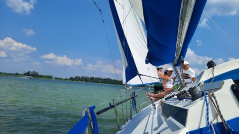 Rejsy jachtem żaglowym "TAJFUN" w Mikołajkach — zdjęcie 3