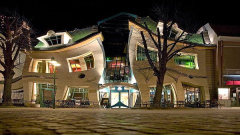 Crooked house