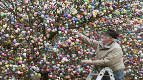 Drzewko wielkanocne z tysiącami pisanek