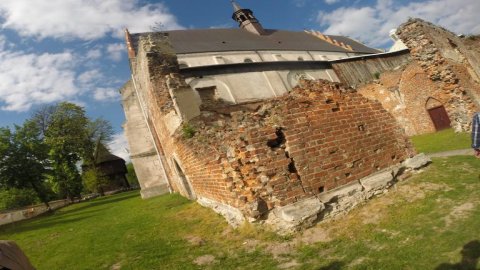 Kościół i drewniana dzwonnica w Beszowej
