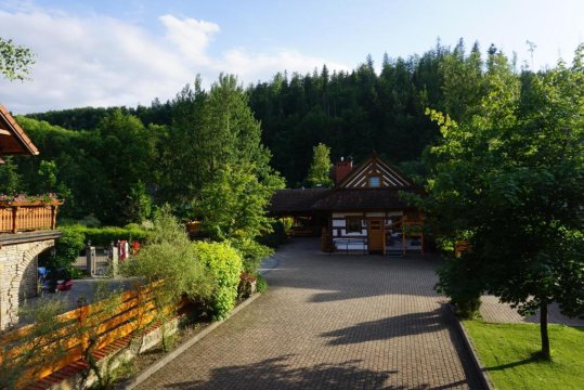 Osada Kamratowo w Wiśle to pokoje i domki w szeregu, każdy z prywatnym wejściem.