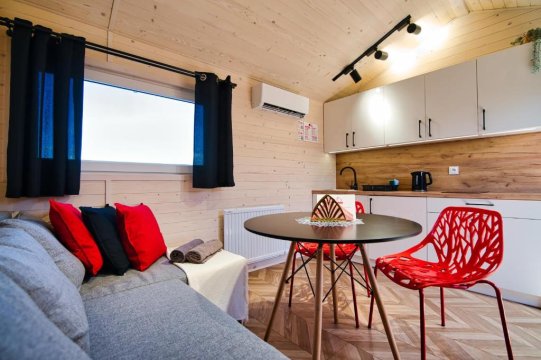 Każdy domek jest udeokorowany w unikatowym kolorze przewodnim - Holiday Park Zator Resort & Spa