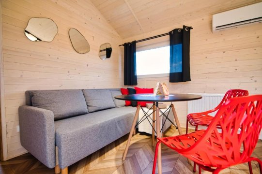 Każdy domek posiada zaciemniające zasłony w celu nadania całkowitejprywatności. - Holiday Park Zator Resort & Spa