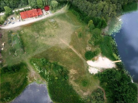 Siedlisko Szwałk nad jeziorem