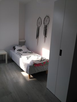 Przy przystani i jeziorze.Apartament i pokoje z łazienkami_jacuzzi_ognisko_nurki