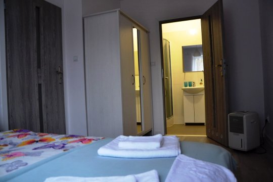 Przy przystani i jeziorze.Apartament i pokoje z łazienkami_jacuzzi_ognisko_nurki