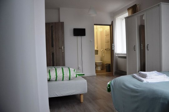 Przy przystani i jeziorze.Apartament i pokoje z łazienkami_jacuzzi_ognisko_nurki