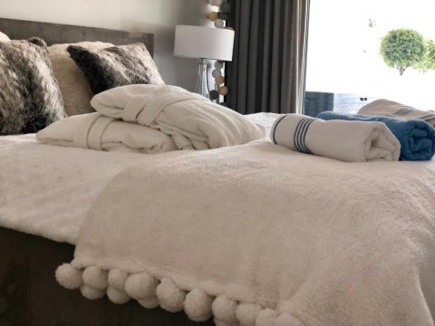 Biały apartament z tarasem w Playa Baltis