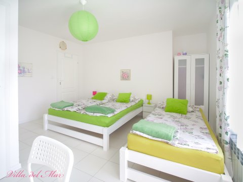 Villa del Mar. Pokoje w willi z zielonym ogrodem, grillem i placem zabaw