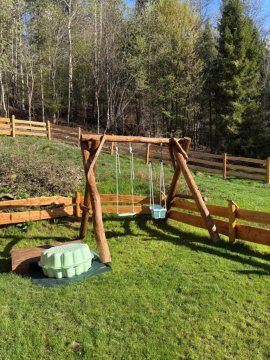 Gościejówka na skraju lasu