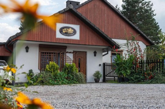 Dworek na Zakręcie - noclegi Zator