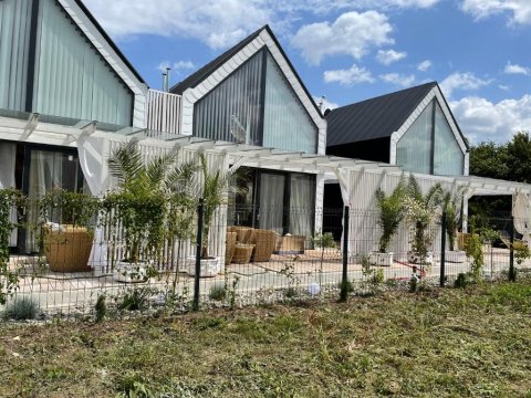 Summer House-Nowoczesne domki z jacuzzi i ładowarką do samochodu