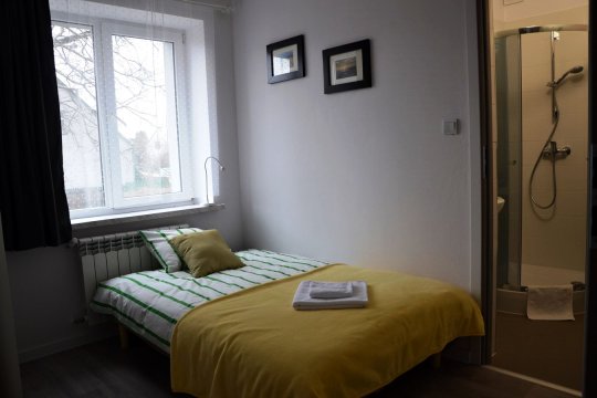 Przy przystani i jeziorze.Apartament i pokoje z łazienkami_jacuzzi_ognisko_nurki