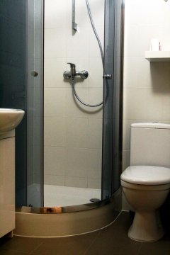 Przy przystani i jeziorze.Apartament i pokoje z łazienkami_jacuzzi_ognisko_nurki