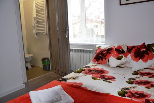 Przy przystani i jeziorze.Apartament i pokoje z łazienkami_jacuzzi_ognisko_nurki
