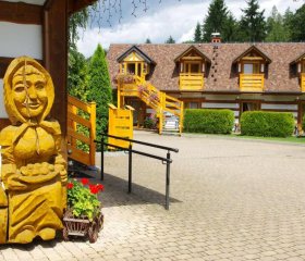 Osada Kamratowo w Wiśle to pokoje i domki w szeregu, każdy z prywatnym wejściem.