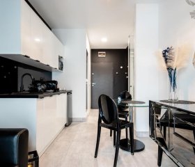 Nowoczesny apartament GLAMOUR Łódź z prysznicem pośrodku