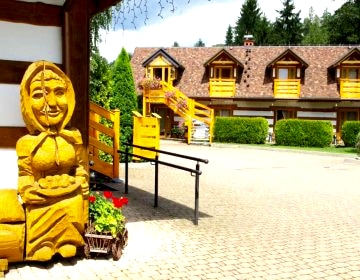 Nocleg Osada Kamratowo w Wiśle to pokoje i domki w szeregu, każdy z prywatnym wejściem., Wisła