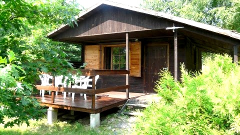 DOM LETNISKOWY NAD JEZIOREM Z WŁASNĄ PLAŻĄ I POSTEM NA DUŻEJ DZIAŁCE 