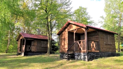 widok z zewnątrz stojąc tyłem do jeziora