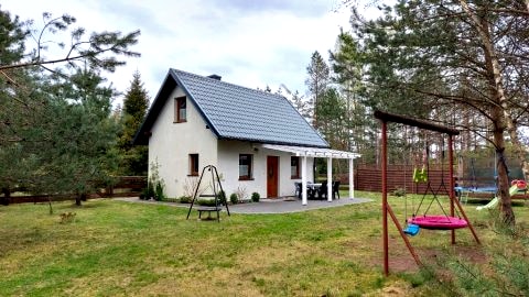 Domek w lesie na ogrodzonej działce we Wdzydzkim Parku Krajobrazowym