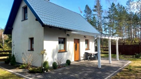 Domek w lesie na ogrodzonej działce we Wdzydzkim Parku Krajobrazowym