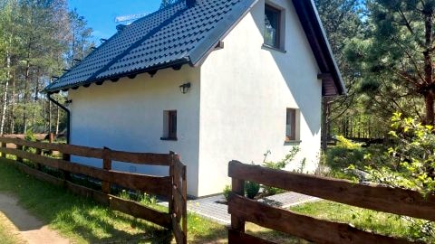 Domek w lesie na ogrodzonej działce we Wdzydzkim Parku Krajobrazowym