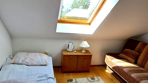 Pokój dwuosobowy ze wspólną łazienką nr "D" lub "G"