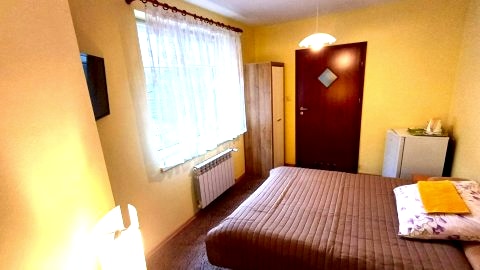 MAŁY 1 lub 2 OSOBOWY Z ŁAZIENKĄ-sofa rozkładana 
