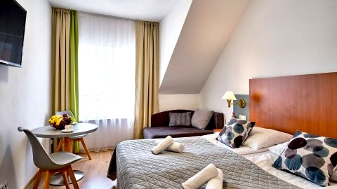 Pokój Superior nr3 i 10| 3-osobowy z widokiem na deptak
