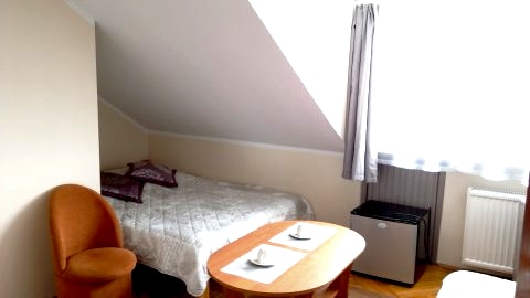 Pokój 3 os. z łazienką (nr 5)