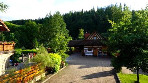 Osada Kamratowo w Wiśle to pokoje i domki w szeregu, każdy z prywatnym wejściem.