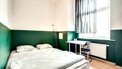 Hostel - Pokój dwuosobowy z łóżkiem małżeńskim i wspólną łazienką