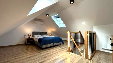Apartamenty w sam las by KLIF Ustka - apartament dwupoziomy z klimatyzacją, balkonem i widokiem na las