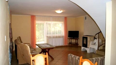 apartament z trzema sypialniami , salonem i kuchnią