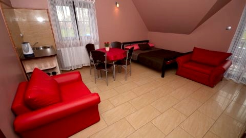 Pokój 4-osobowy z balkonem i widokiem na morze, prywatna łazienka poza pok. 1A